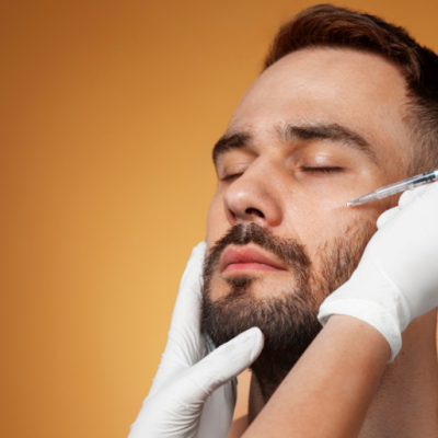 homme qui effectue de la médecine esthétique